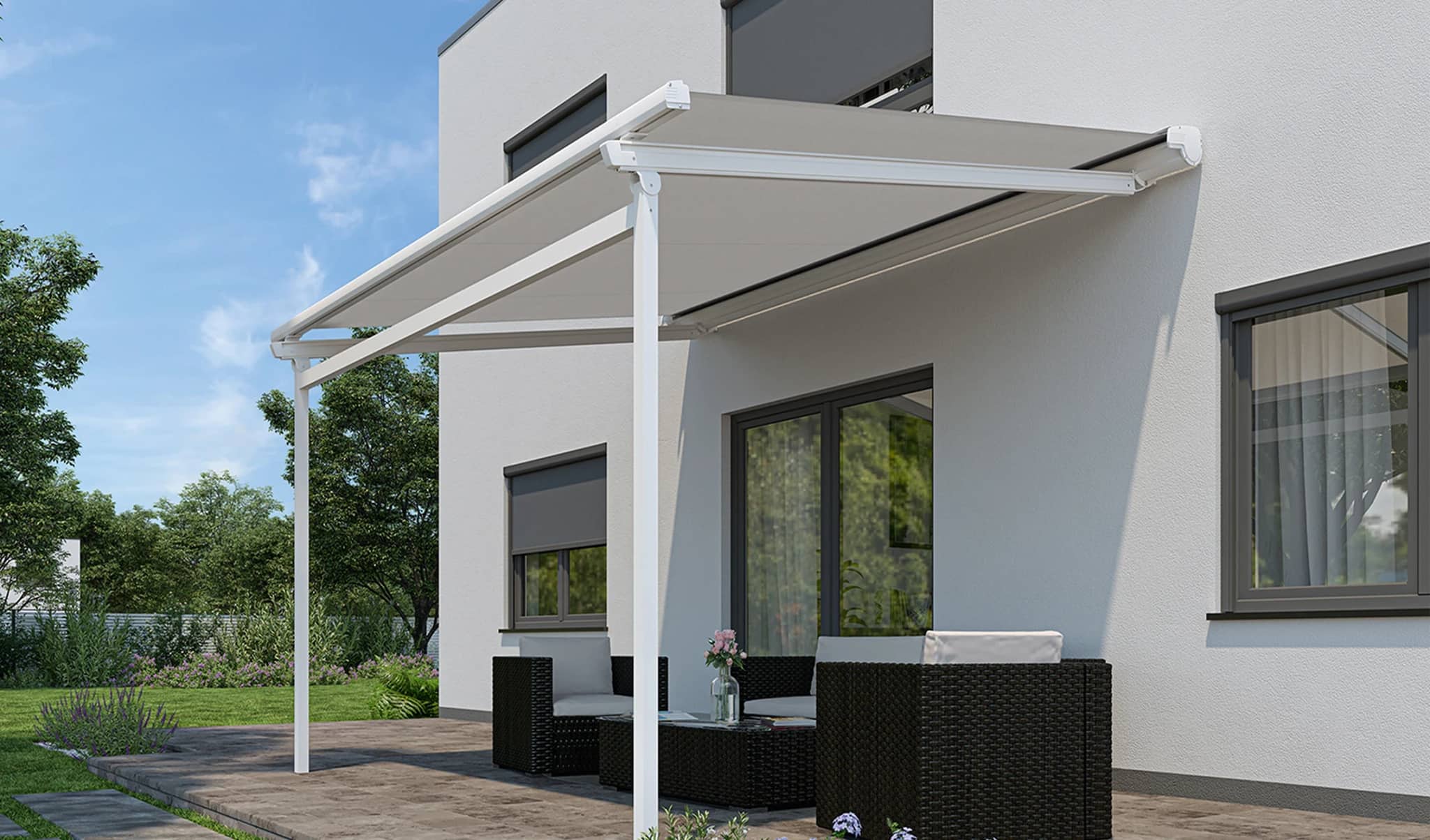 Pergolamarkise mit weißem Aluminiumgestell und hellem Tuch als Dach an der Hauswand über einer Lounge-Terrasse