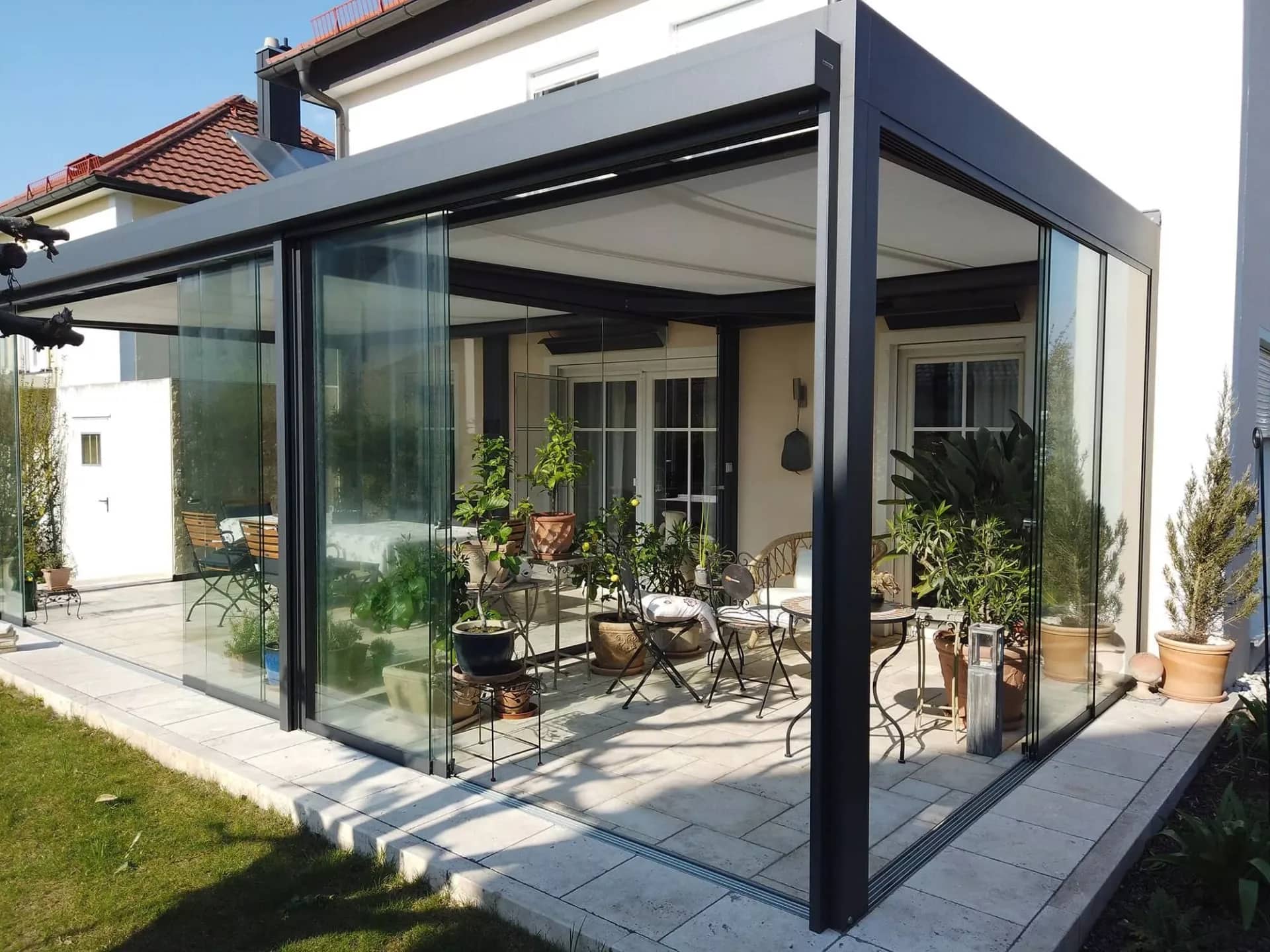 Geschlossene Glas-Schiebeanlage als Windschutz an einer Terrasse