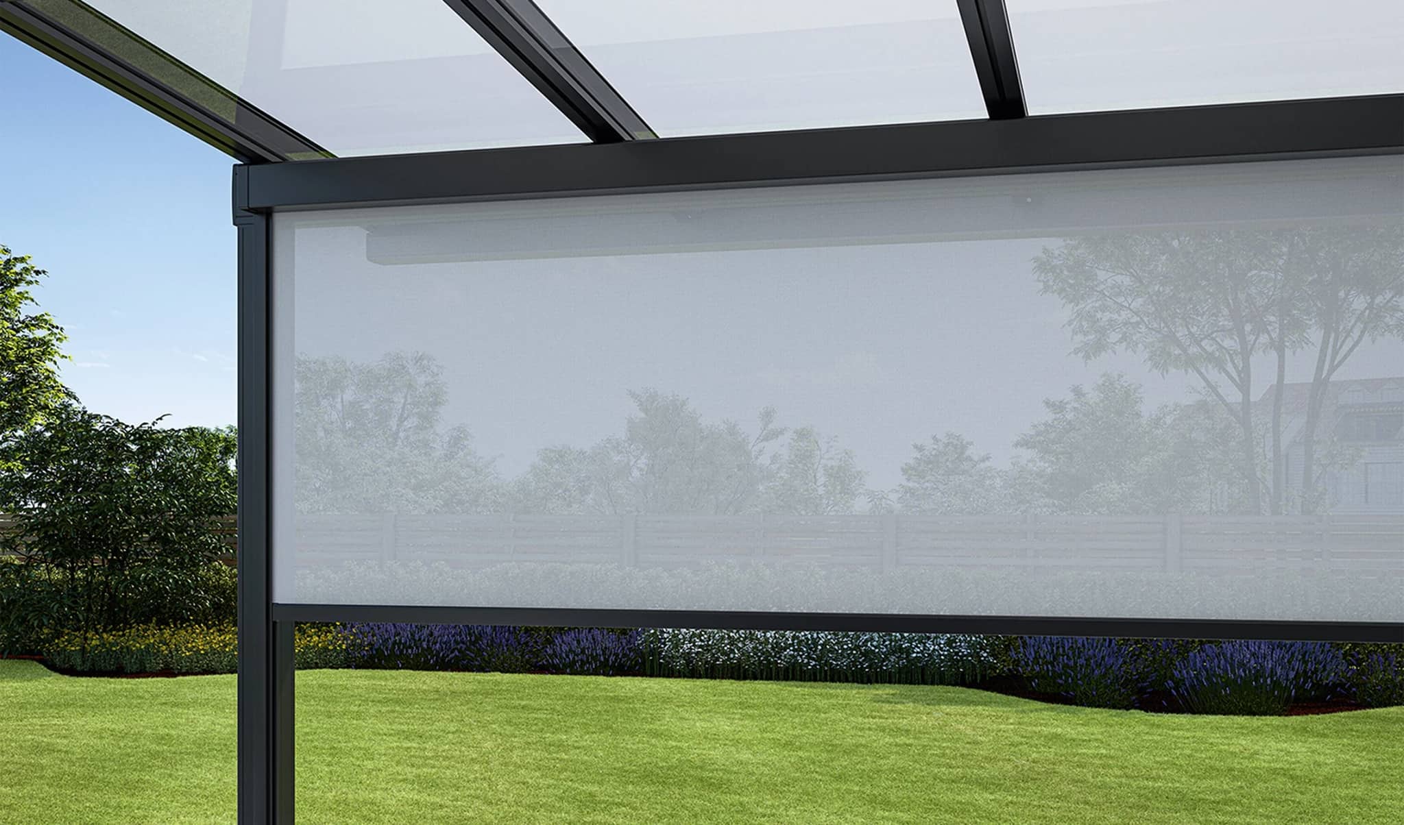 Senkrechtmarkise mit halbtransparentem Screen-Gewebe an einer Terrassenüberdachung