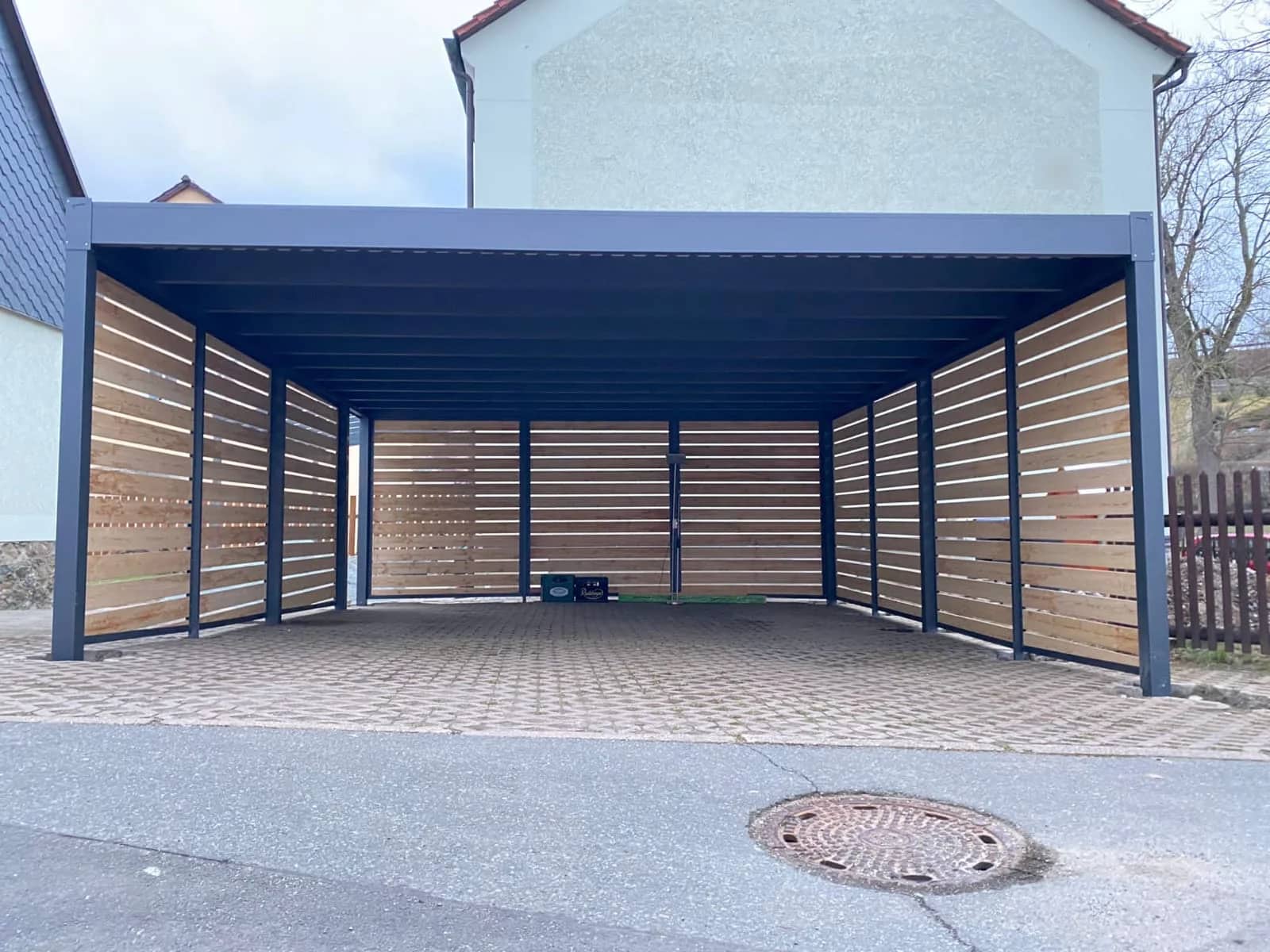 Doppel-Carport mit Flachdach aus Aluminium in Anthrazit, Seiten- und Rückwand in Holzoptik