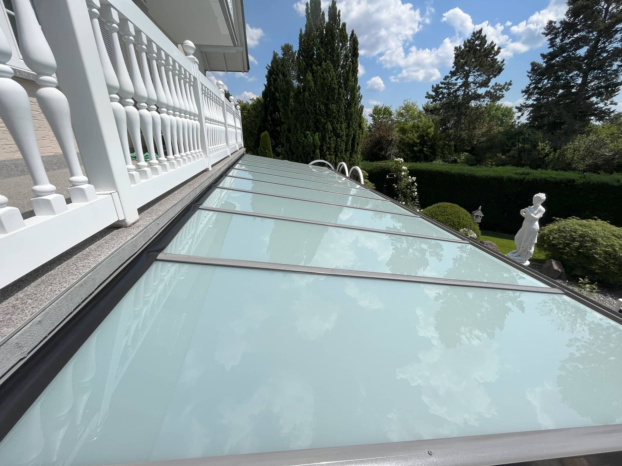 Aufsicht auf die lichtdurchlässige Eindeckung eines Terrassendachs am Wohnhaus