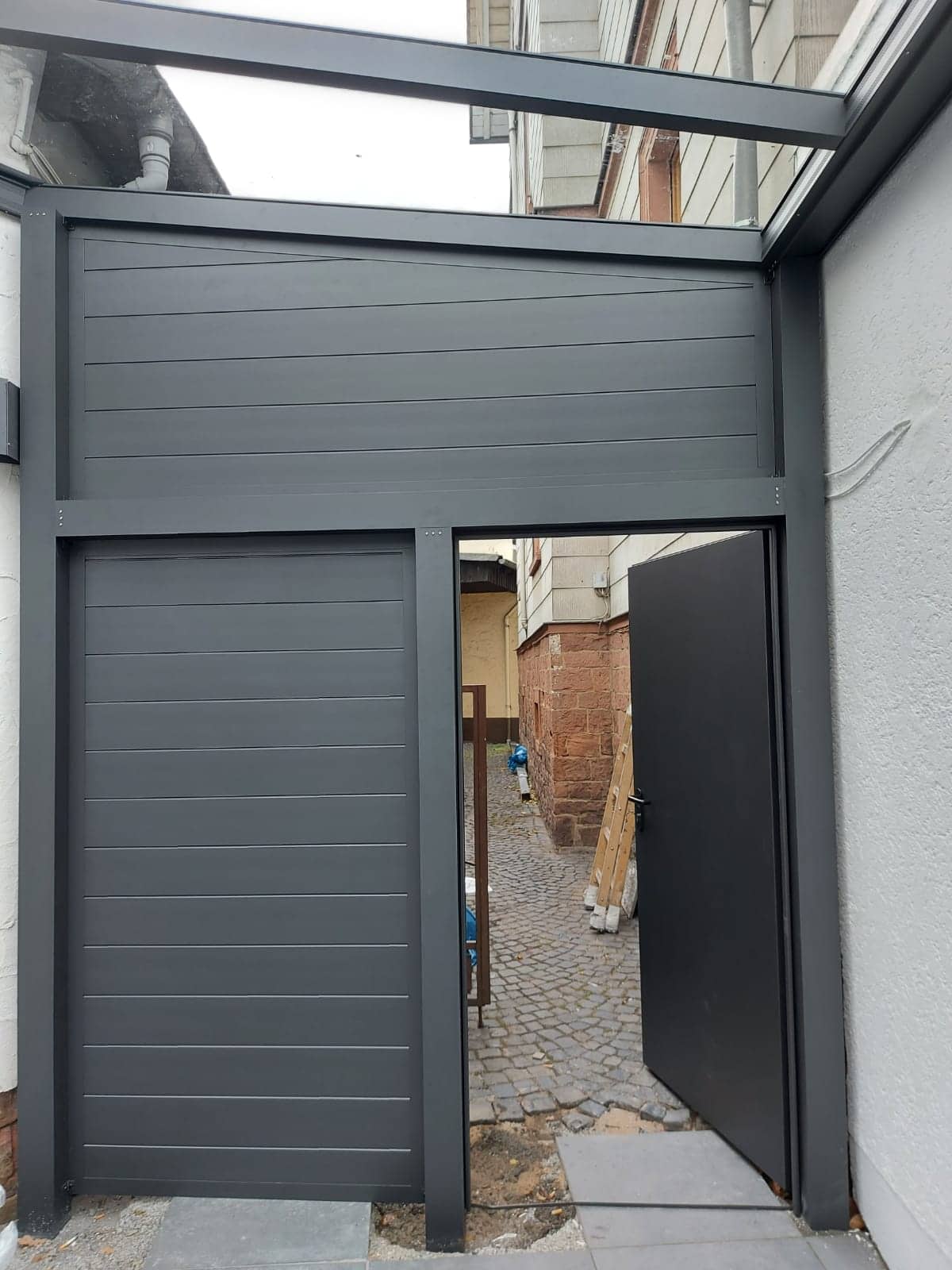 Aluminium-Sichtschutzelement mit blickdichter Füllung als Grundstücksabgrenzung