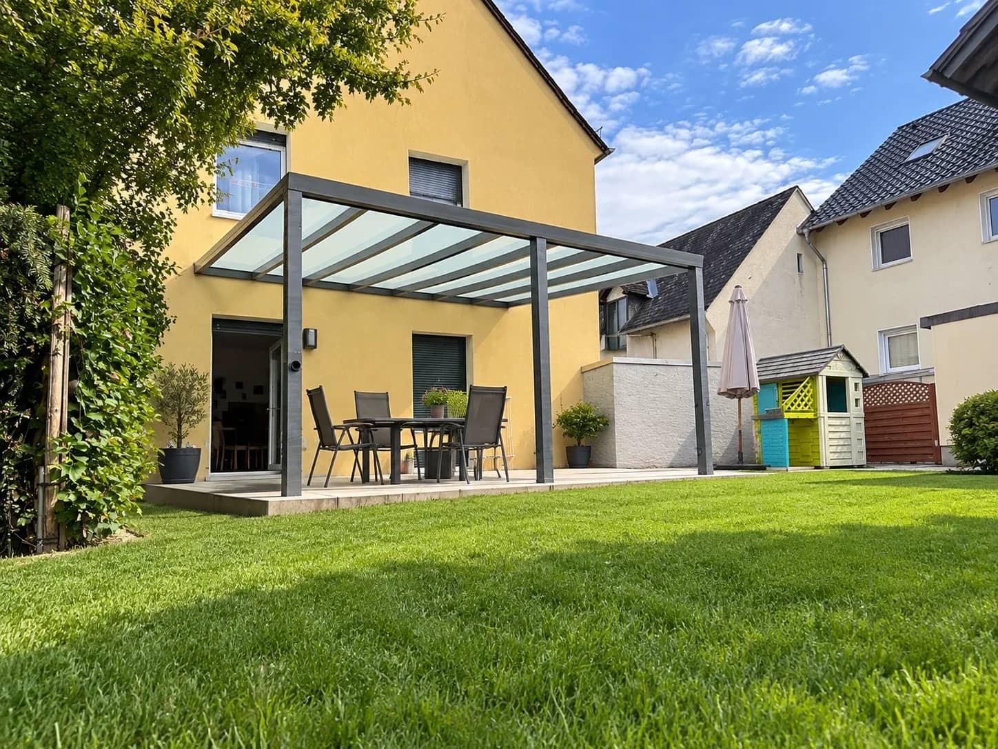 Aluminium-Terrassenüberdachung in Anthrazit mit Blick in den Garten