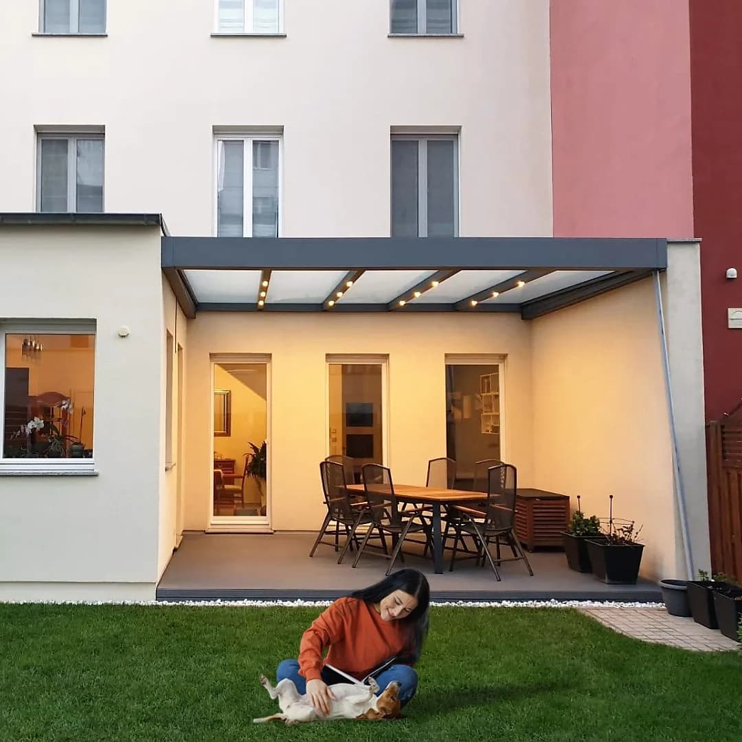 Flachdach-Terrassenüberdachung aus Aluminium in geradliniger Bauhaus-Optik