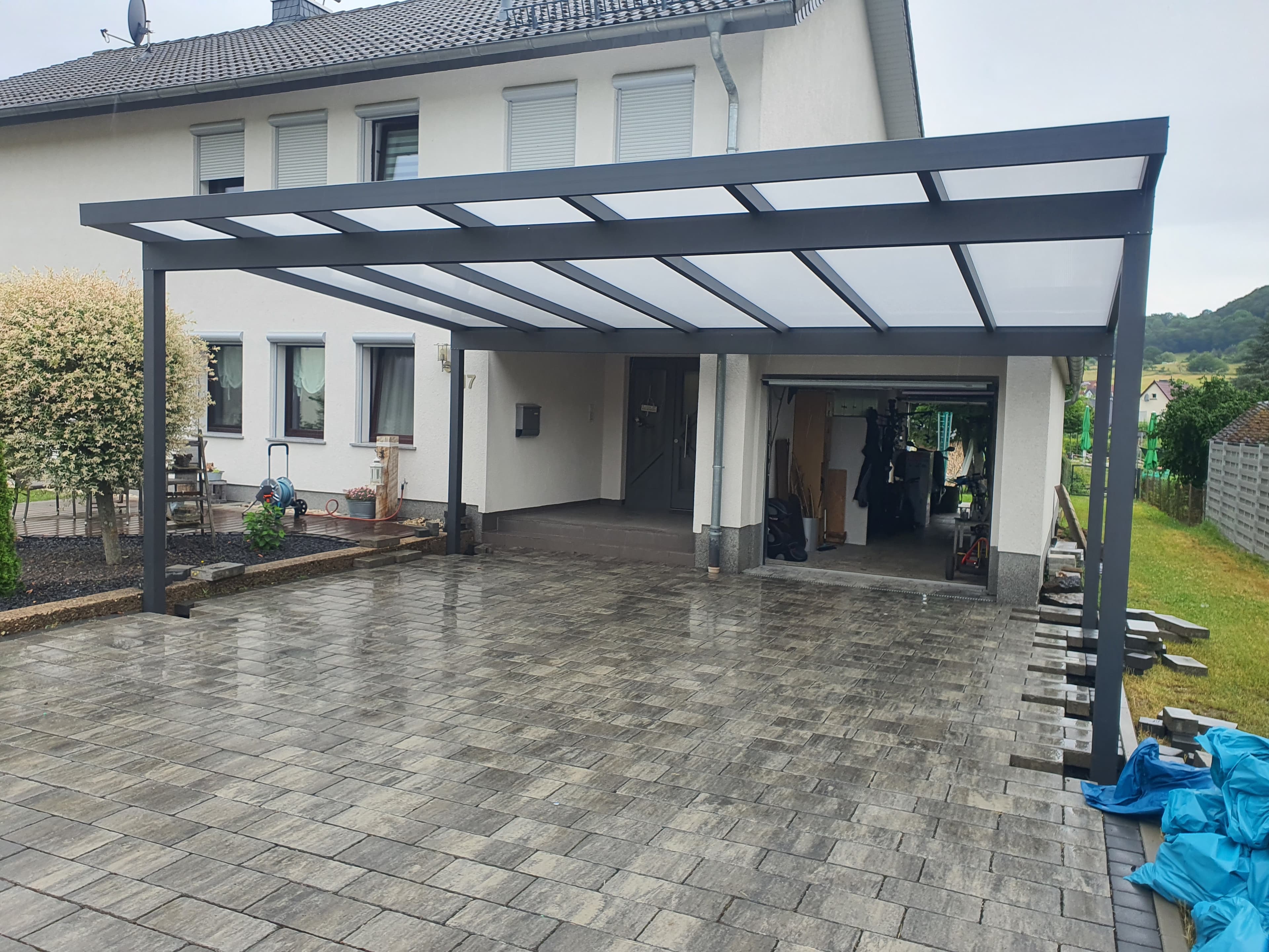 Pultdach-Carport aus Aluminium Referenz 3 – Anbau an die Garage