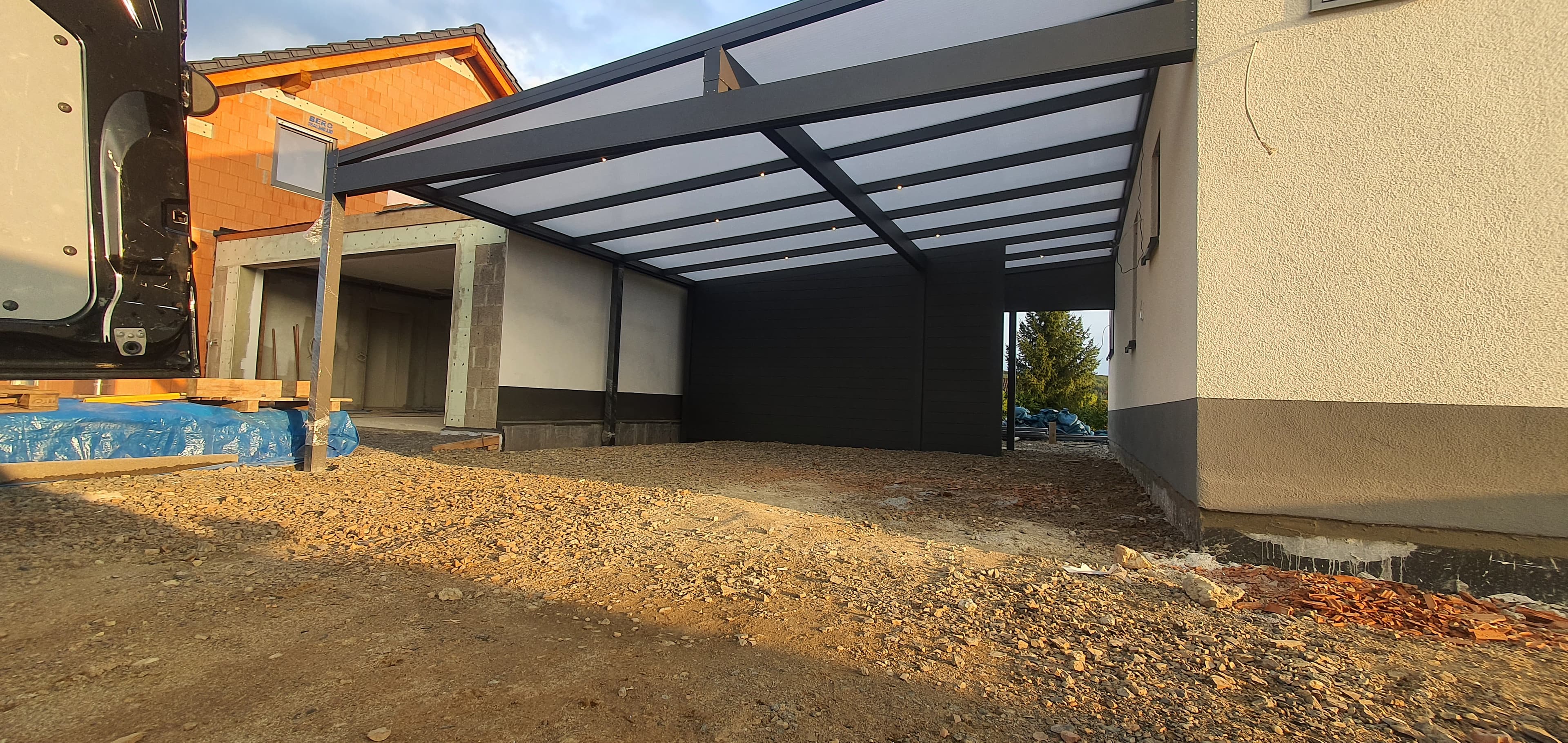 Pultdach-Carport aus Aluminium Referenz 5 – Mit Trapezblech gedeckt
