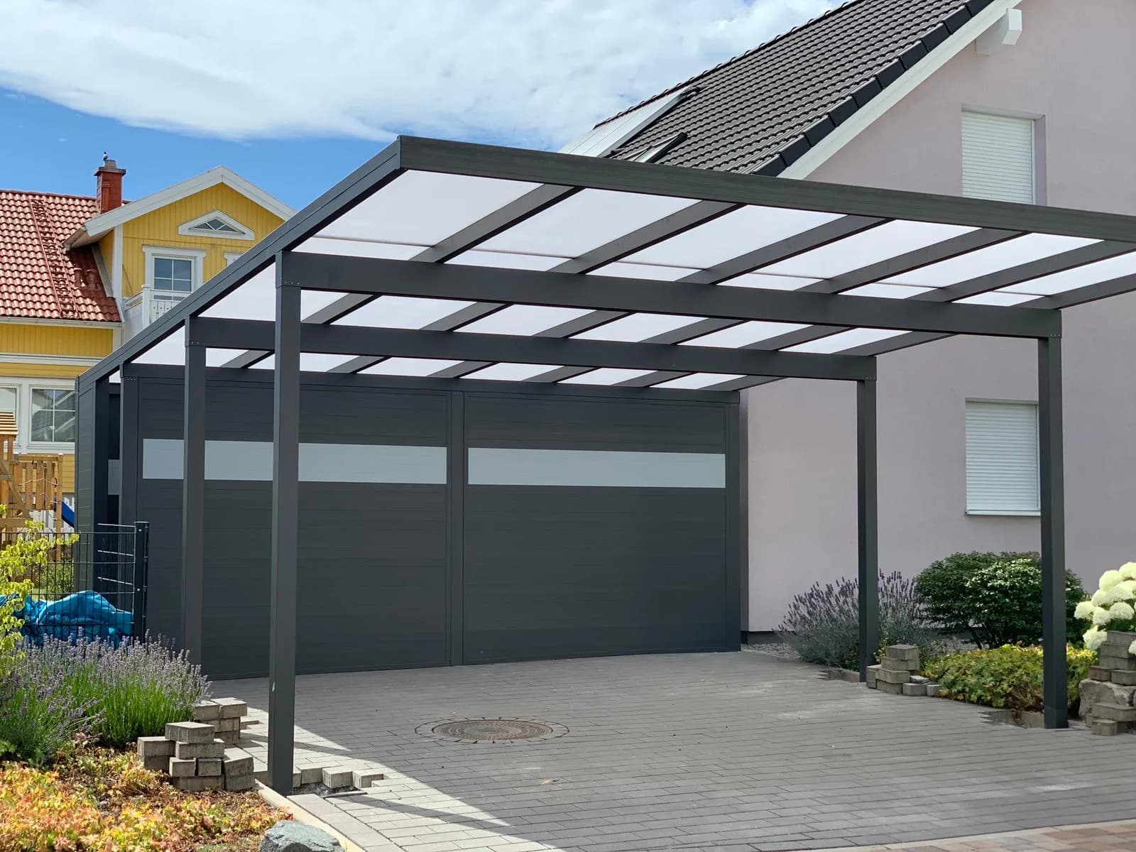 Pultdach-Carport: Klassisch und leicht, mit optimalem Wasser- und Schneeablauf.