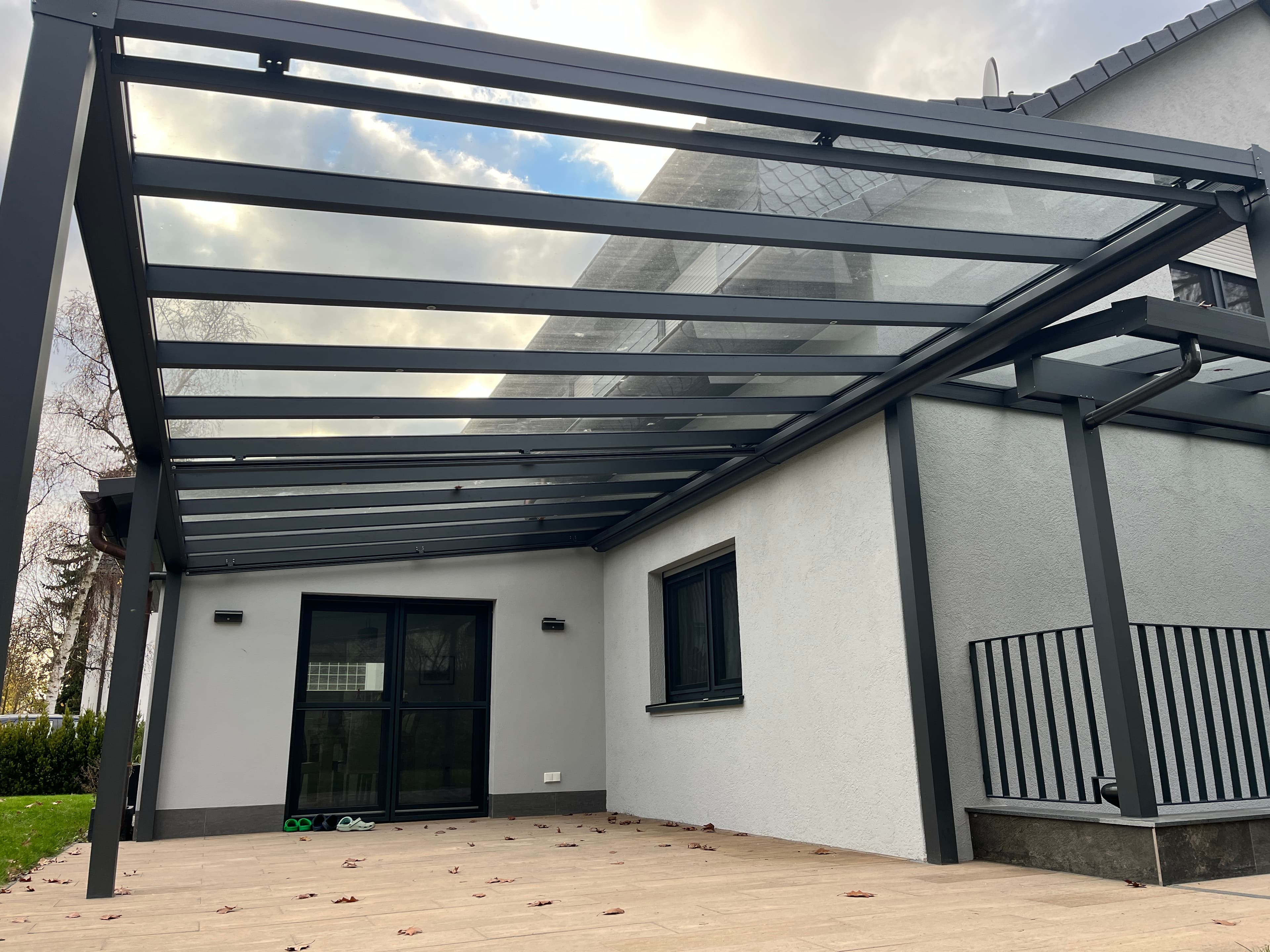 Eingangsdächer Referenz 9 – Modernes Bauhaus-Vordach