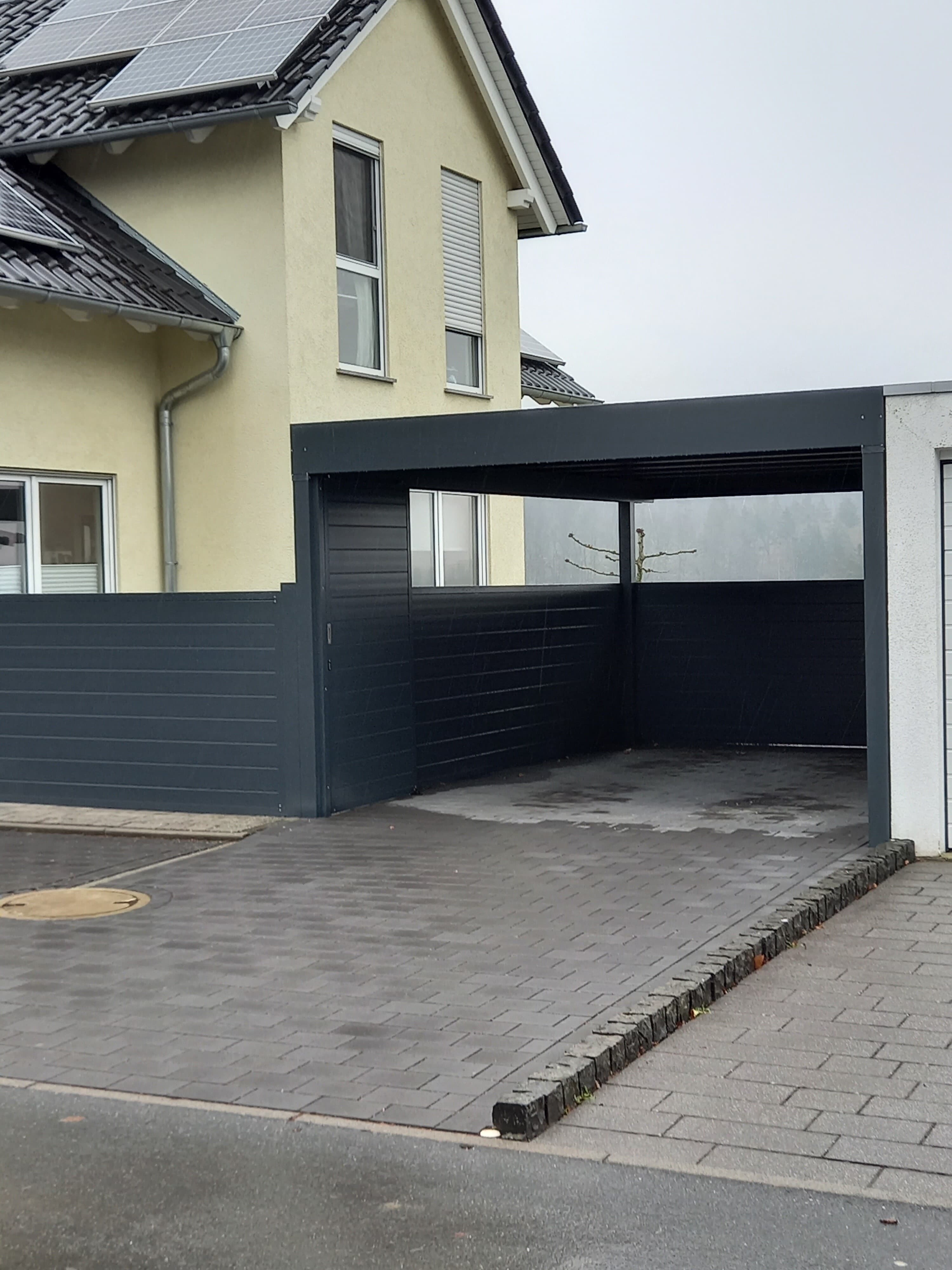 Flachdach-Carport aus Aluminium Referenz 2 – Mit extensiver Dachbegrünung