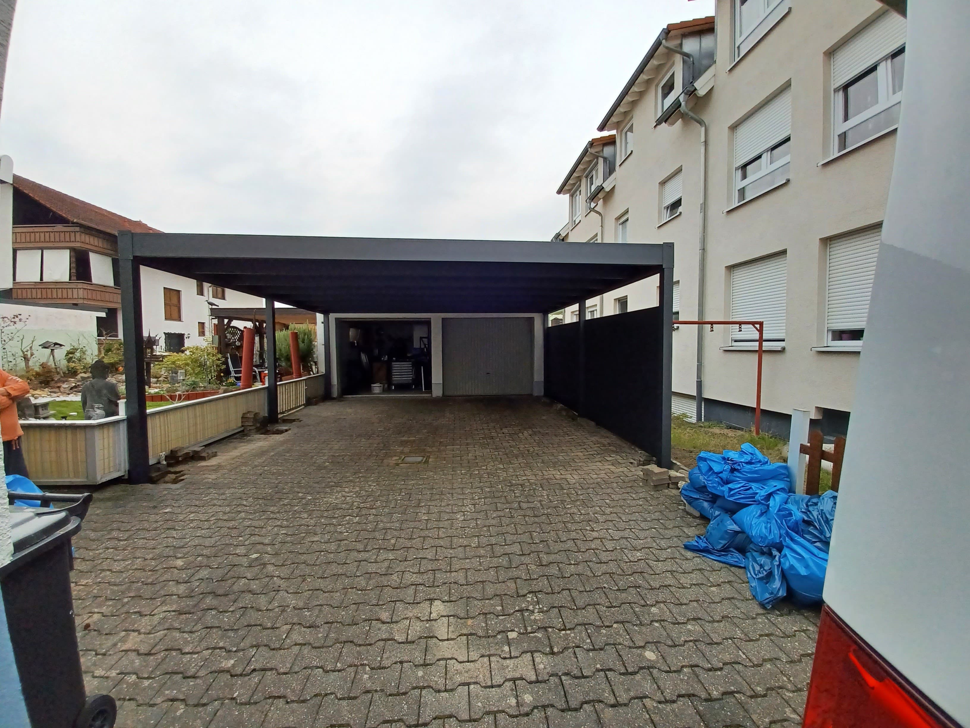 Flachdach-Carport aus Aluminium Referenz 5 – Wandanbau, flaches Gefälle