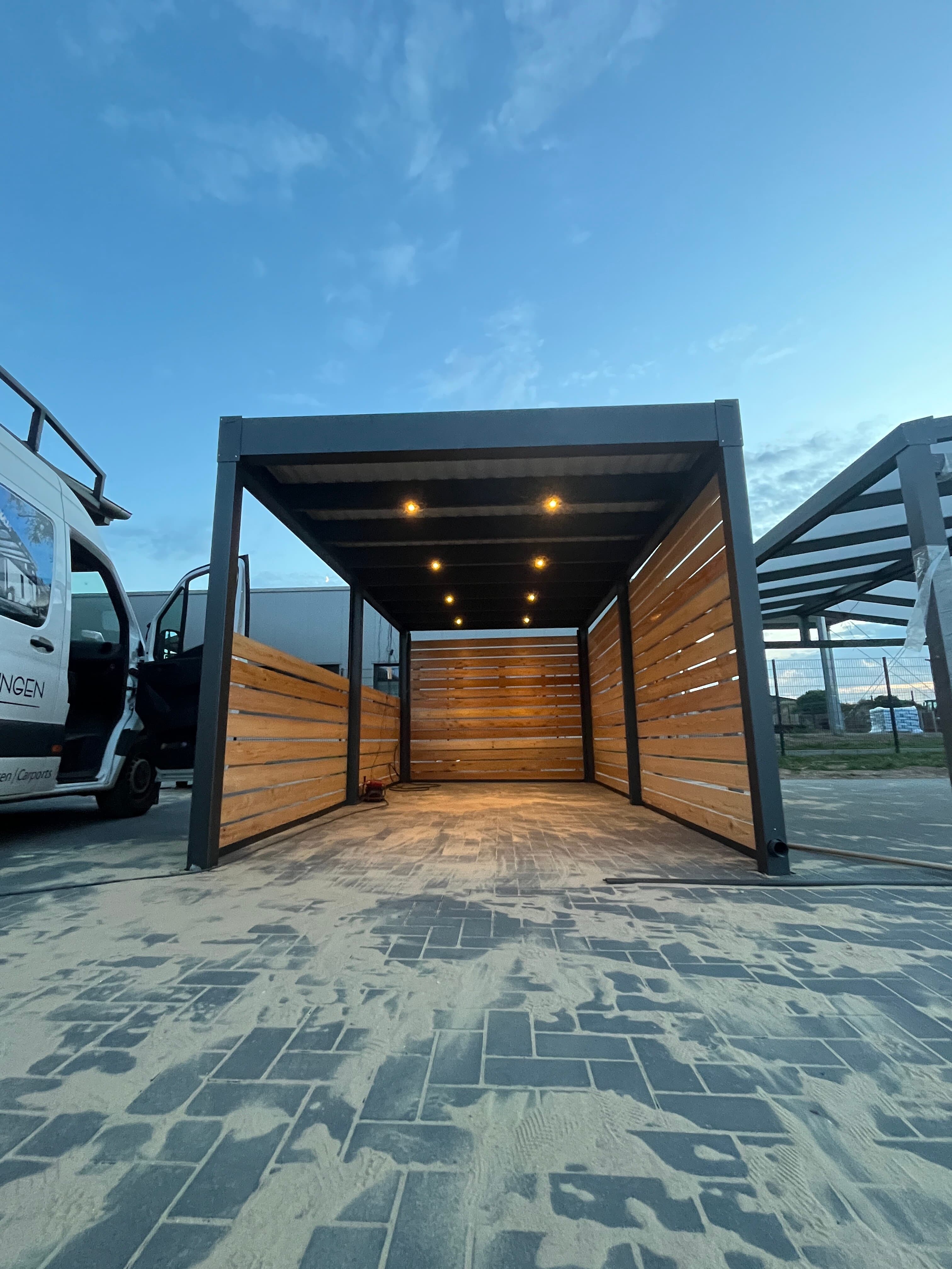 Flachdach-Carport – Kubische Optik mit LED