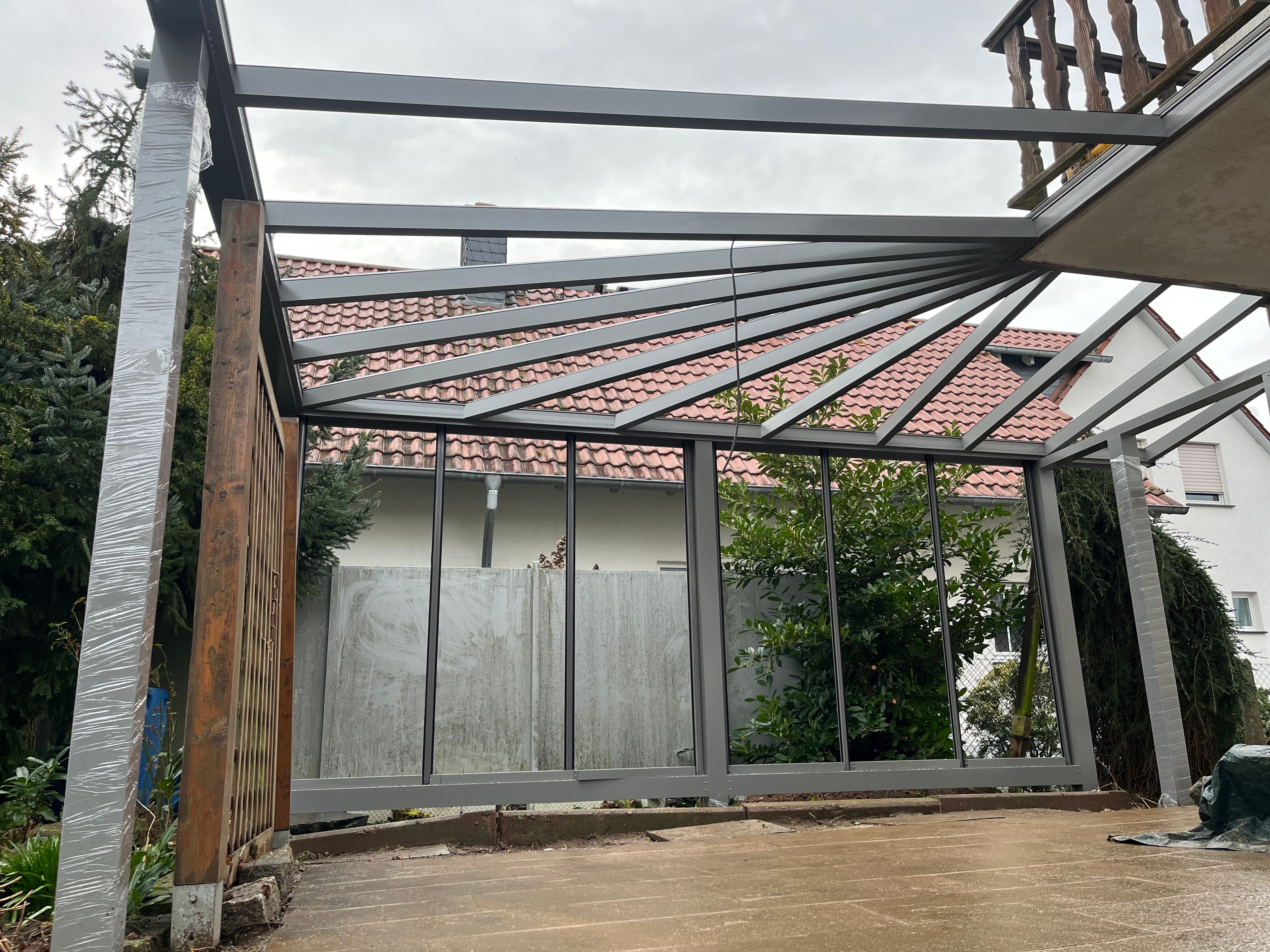 Sonderbauten Referenz 7 – Sichtschutz in Holz-Optik