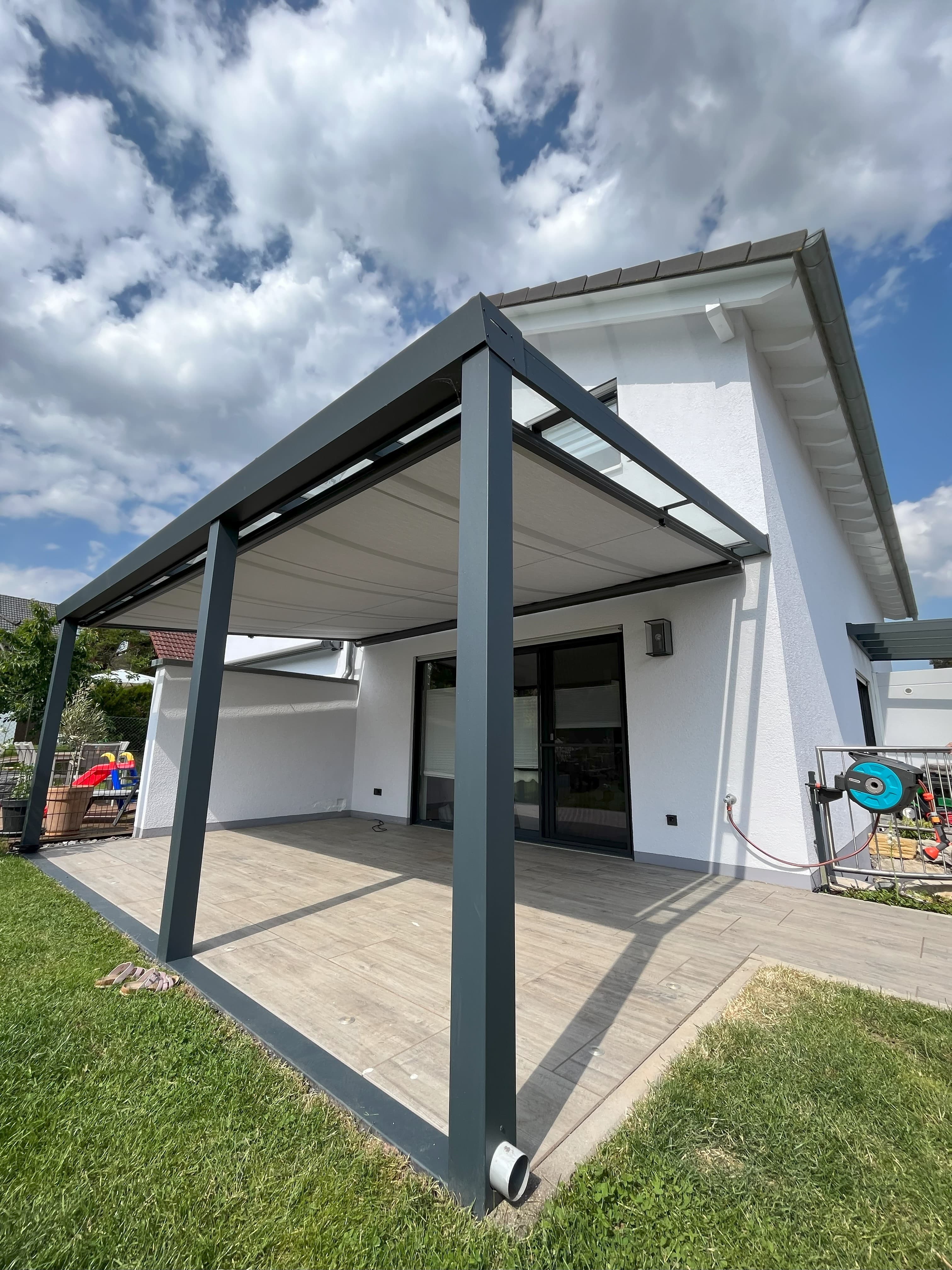 Markise mit Holzterrasse – Markise