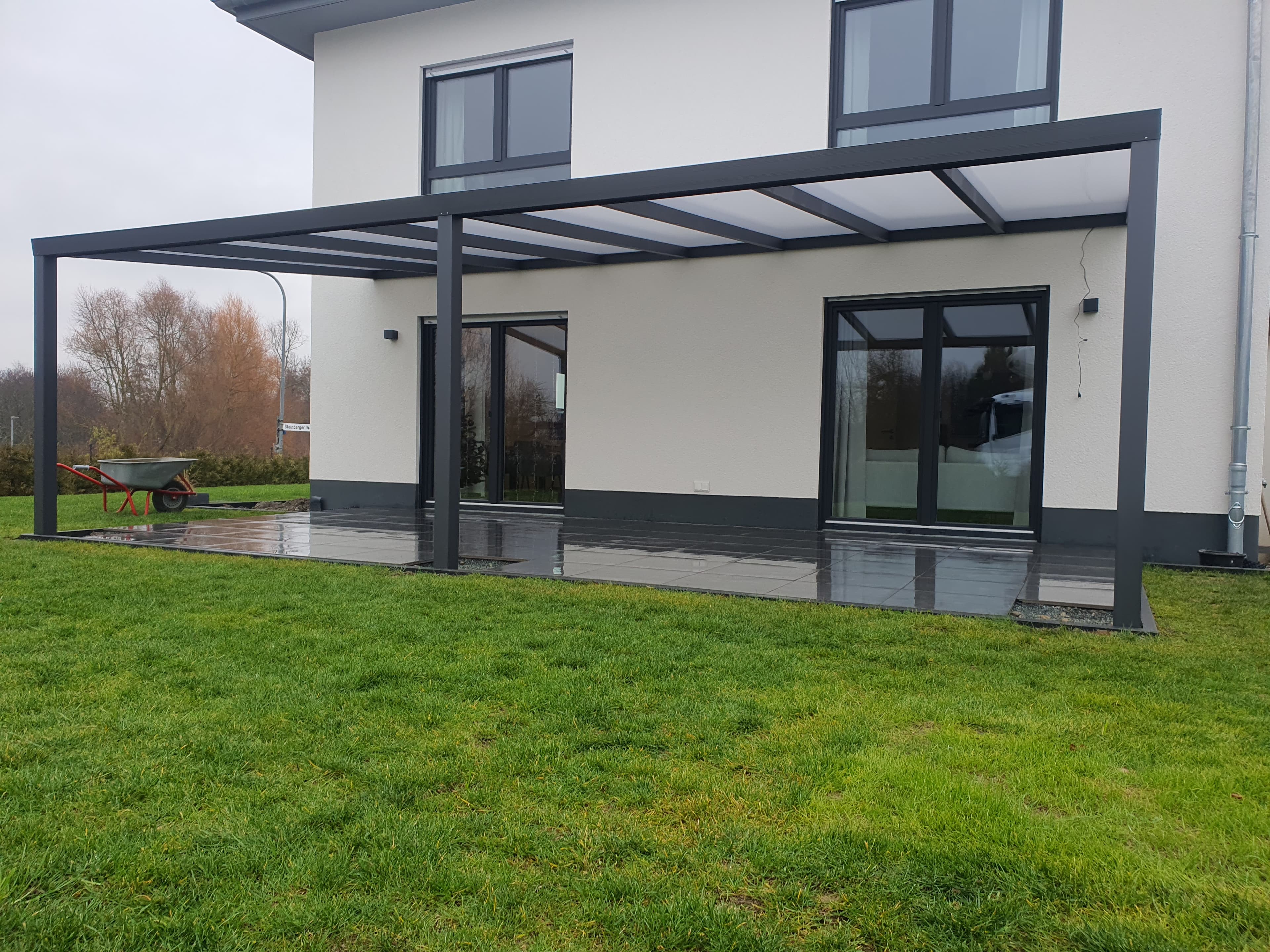 Terrassenüberdachungen Referenz 1 – Terrassendach in Anthrazit, Wetterau