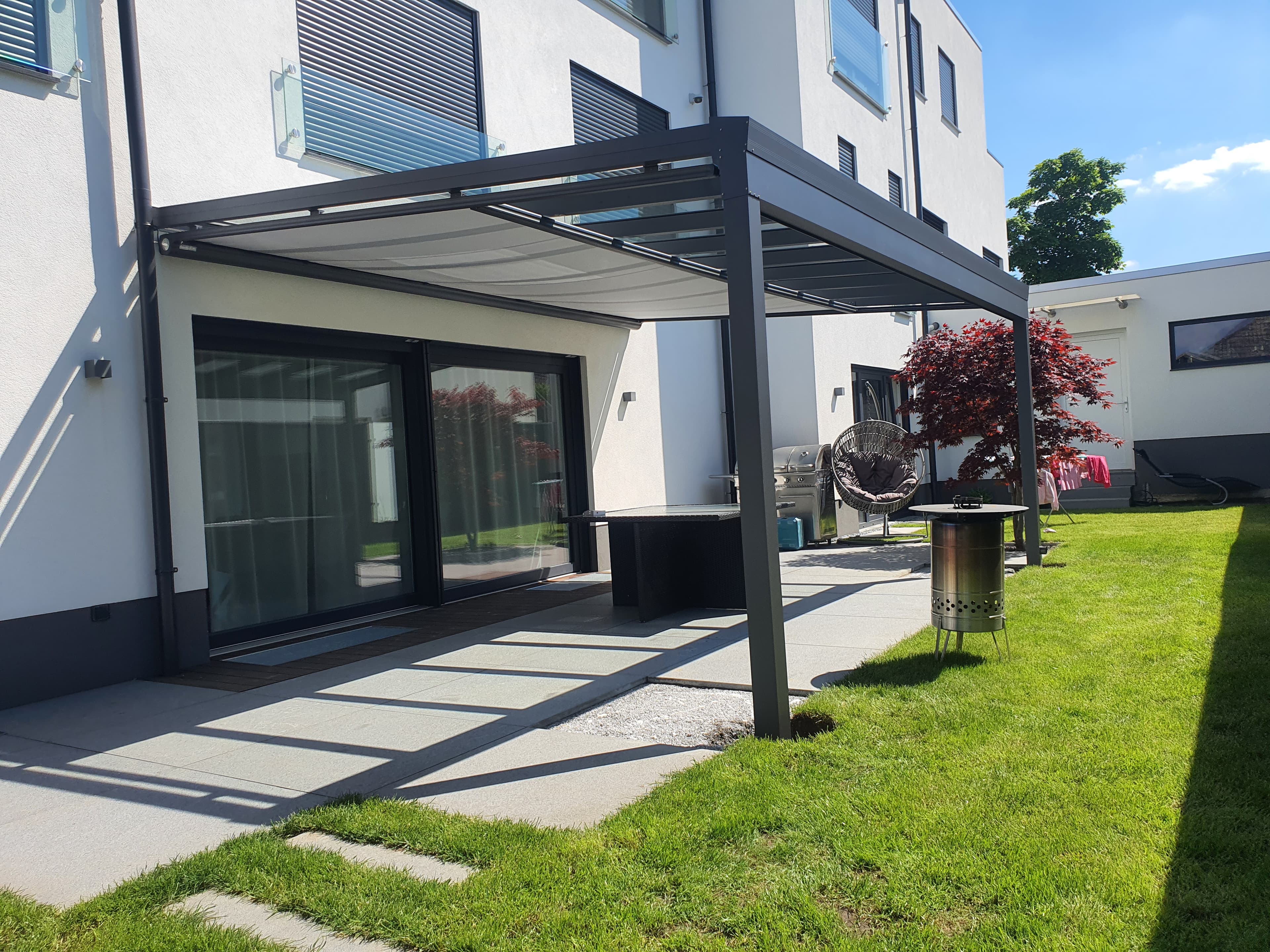 Bauhaus-Villa Anthrazit – Terrassenüberdachung
