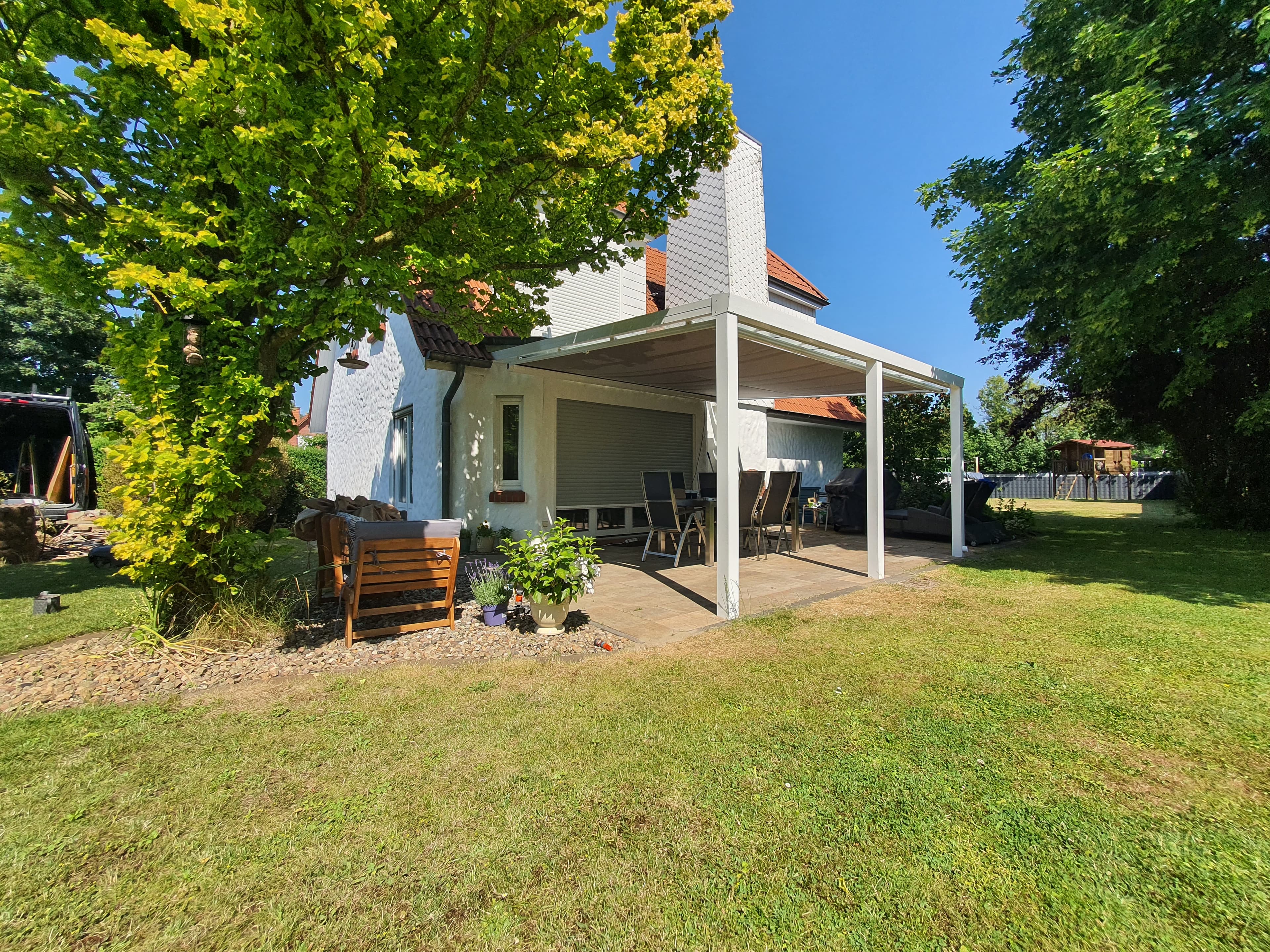 Weißes Terrassendach – Terrassenüberdachung