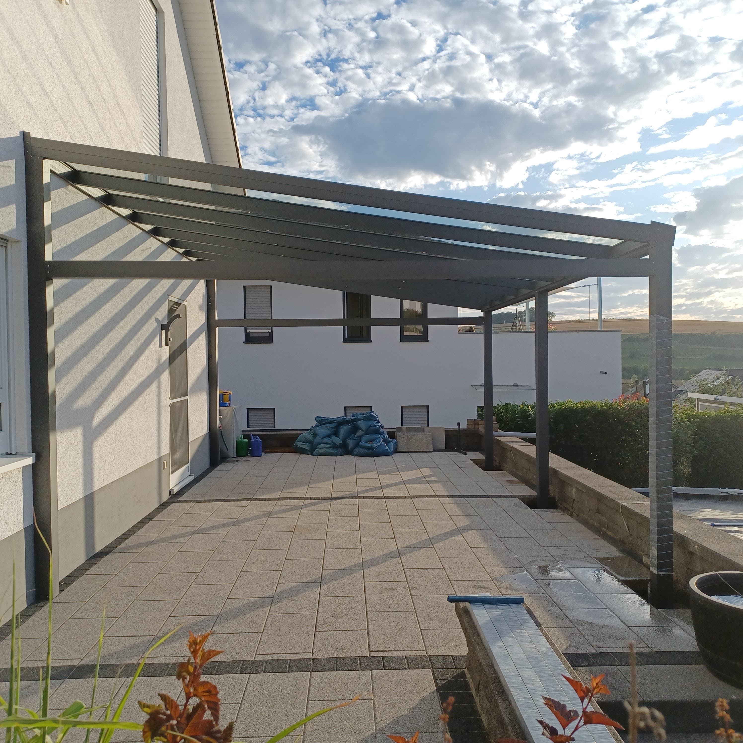 Terrassenüberdachungen Referenz 6 – Weißes Profil (RAL 9016)