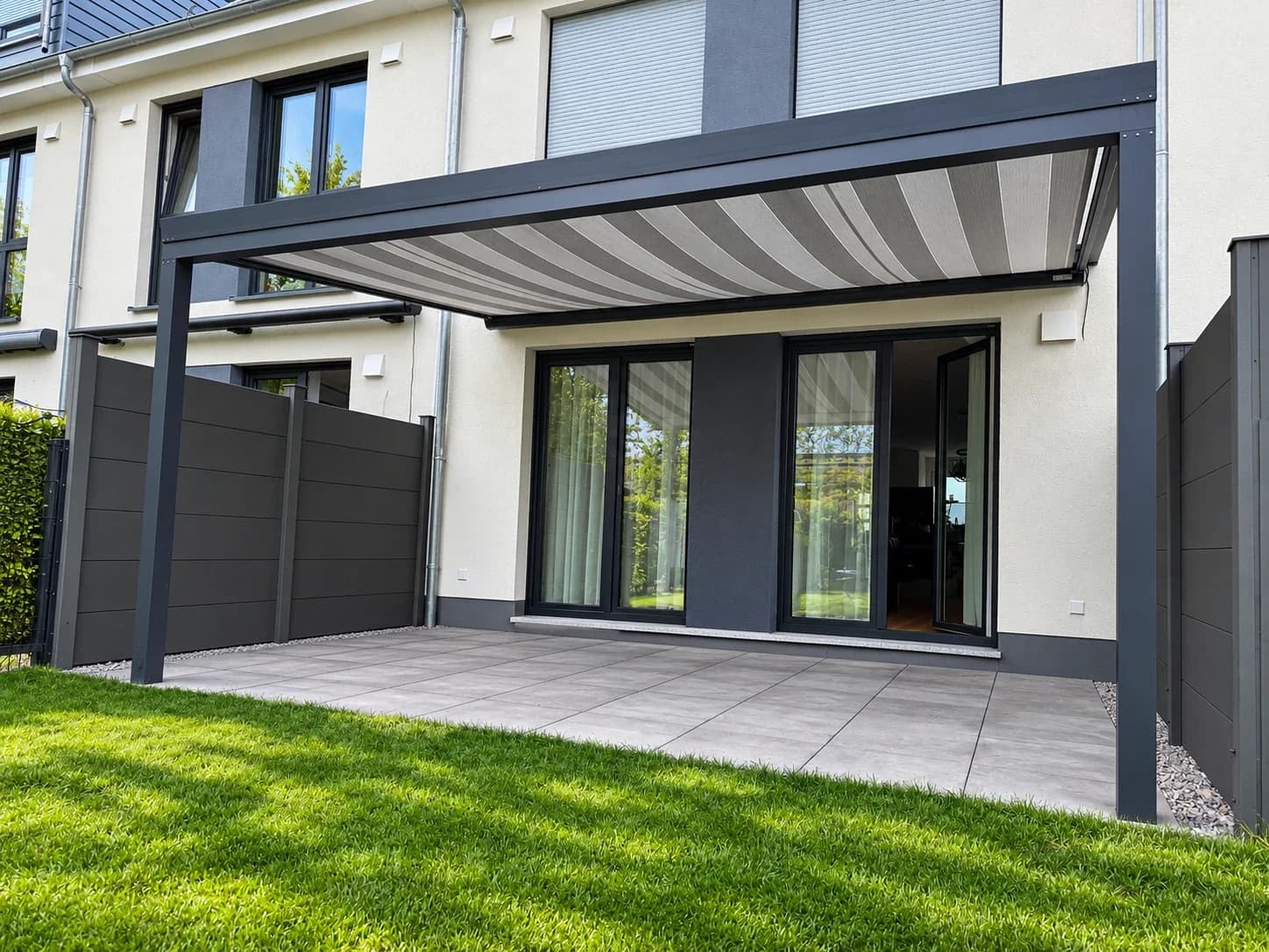 Terrassenüberdachung für Reihenhäuser: kompakte Lösungen mit Stil