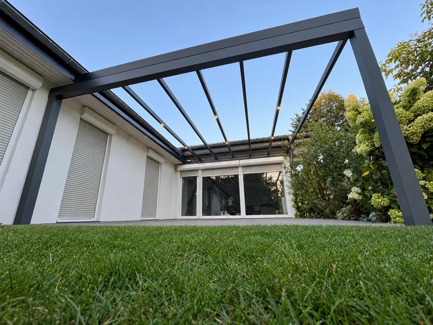Offene, freistehende Aluminium-Terrassenüberdachung mit lichtdurchlässigem Dach im Garten