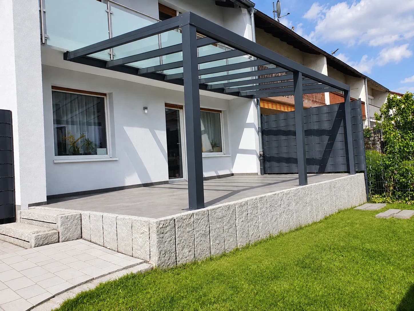 Terrassenüberdachung richtig reinigen: Tipps für eine einfache und effektive Pflege