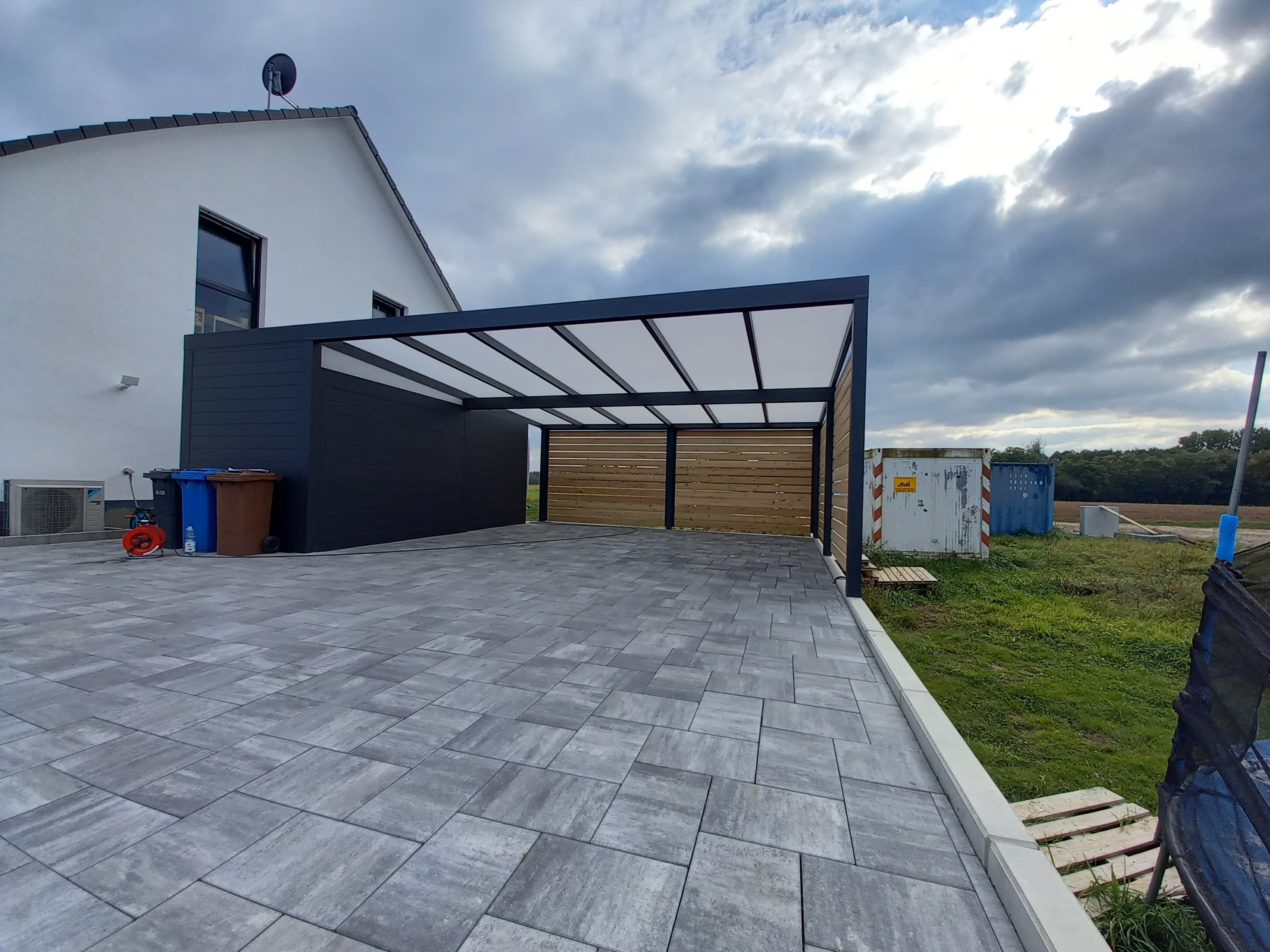 Carports Referenz 4 – Mit seitlichem Geräteraum