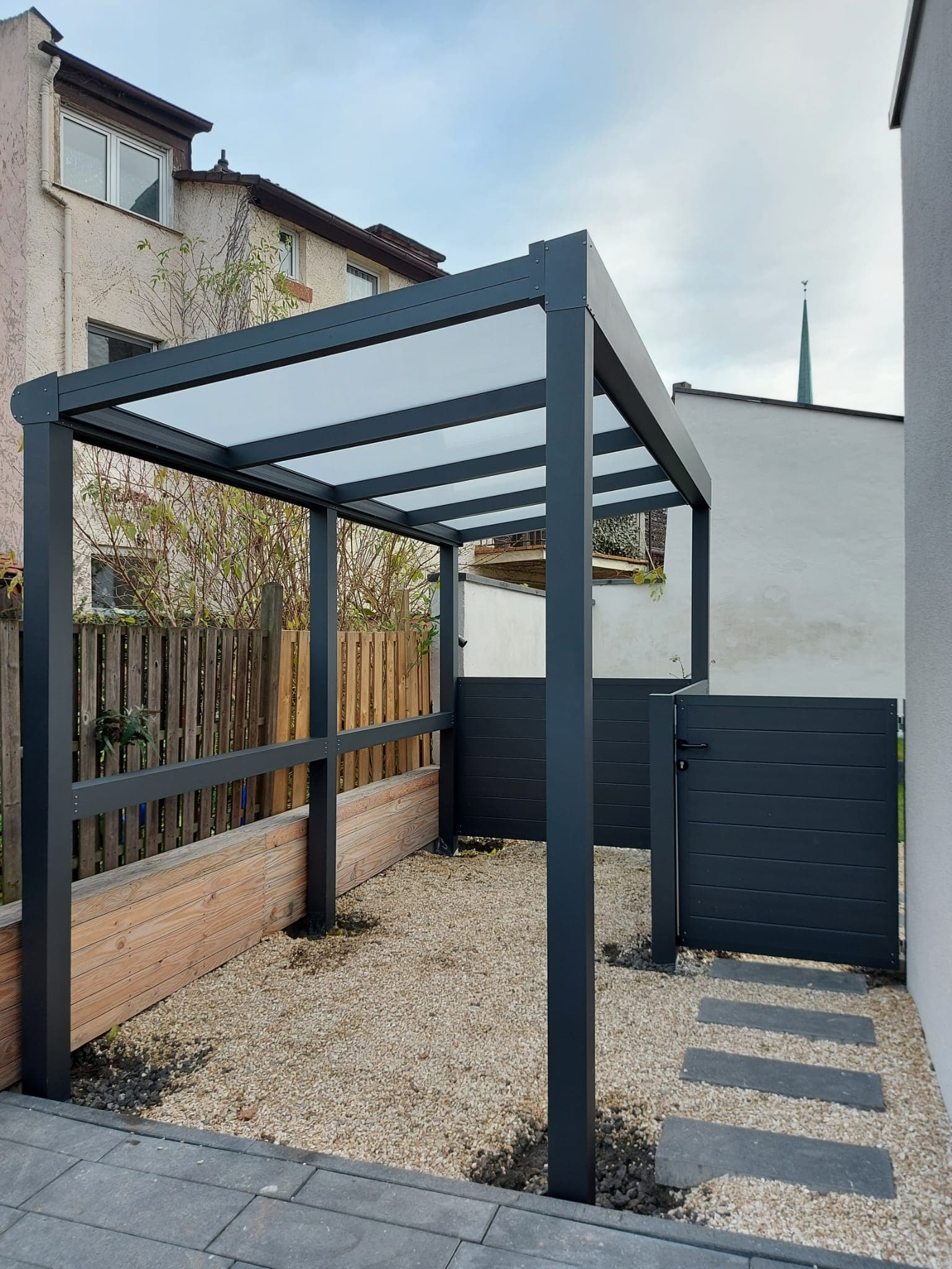 Carports Referenz 7 – Wandanbau an Garage