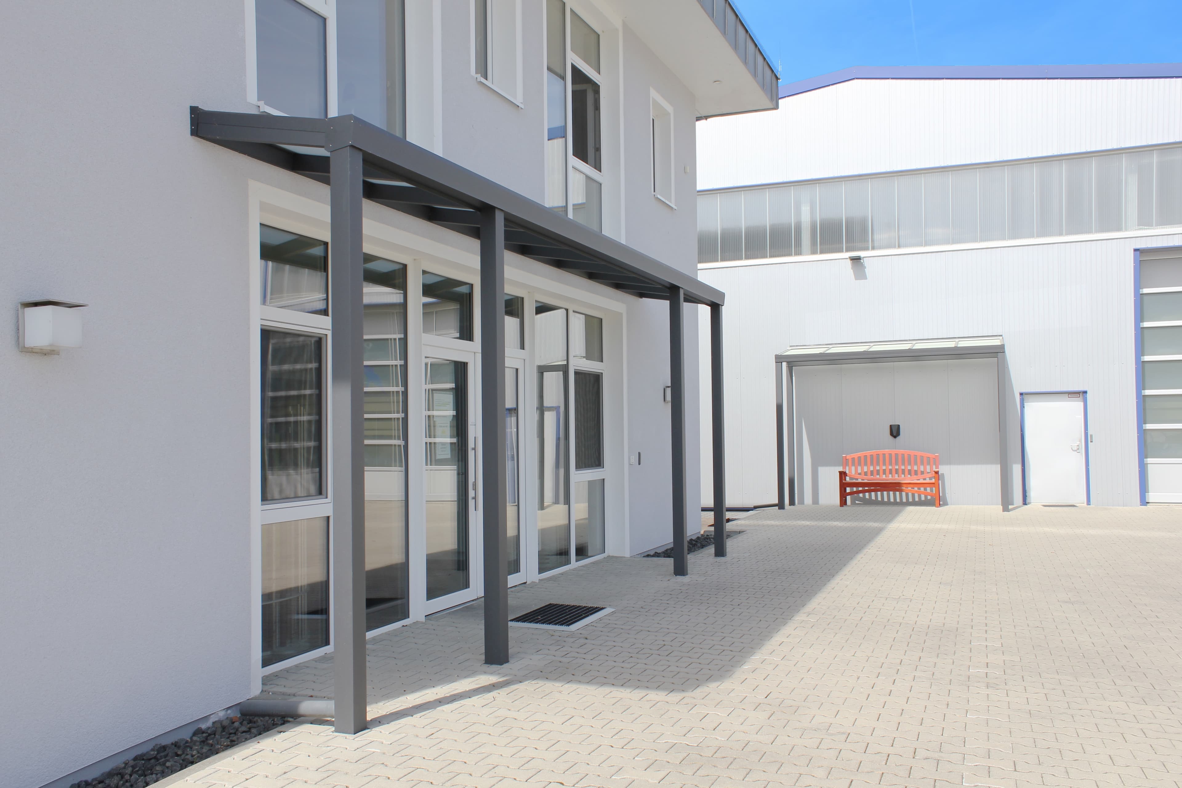 Eingangsdächer Referenz 6 – Farblich auf die Terrasse abgestimmt